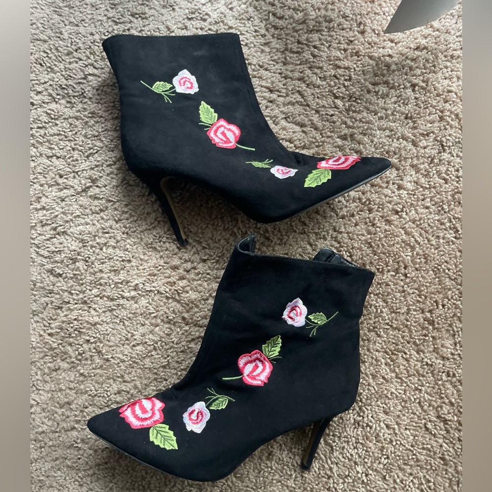Betsey Johnson Size 9 Black Floral Embroidered Stiletto Ankle Boots